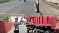 Kami siap menjaga keamanan dan kelancaran lalu lintas di pagi hari, demi kenyamanan dan keamanan kita semua.Berkendara dengan Aman dan Lancar di Pagi Hari bersama Satlantas Polres Tulang Bawang"Kami dari Satlantas Polres Tulang Bawang hadir untuk memastikan keamanan dan kelancaran lalu lintas di pagi hari. Melalui kegiatan Pam Rawan Pagi, kami bertekad untuk menjaga keamanan jalan raya dan mencegah terjadinya pelanggaran.Dengan adanya Pam Rawan Pagi, kami melakukan patroli rutin dan pemeriksaan identitas pengendara serta kendaraan. Hal ini bertujuan untuk memberikan rasa aman kepada seluruh pengguna jalan, sekaligus mendorong kesadaran akan pentingnya mematuhi peraturan lalu lintas.Kami juga mencatat setiap pelanggaran lalu lintas yang terjadi, sehingga langkah penegakan hukum dapat dilakukan dengan tegas sesuai dengan peraturan yang berlaku. Tujuan utama kami adalah menjaga keselamatan setiap individu yang melintas di jalan raya dan mengurangi potensi kecelakaan.