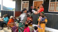 SATGAS YONIF 614/RAJA PANDHITA PEDULI MASYARAKAT PAPUA DENGAN MEMBAGIKAN 150 NASI BUNGKUS