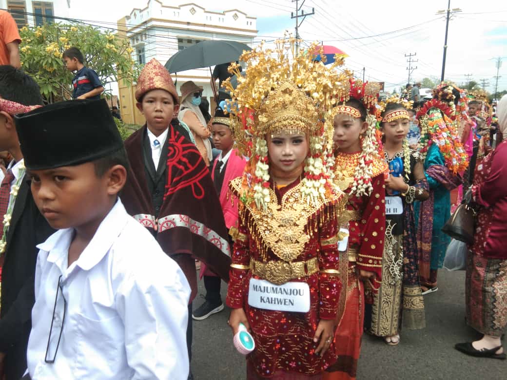 Kayuagung, Info86news.com Masyarakat Ogan Komering Ilir dengan semarak, antusias mengikuti dan menyaksikan parade budaya dan karnaval busana dalam rangka memperinggati HUT ke-79 RI di Kayuagung pada Selasa (20/8). Peserta parade budaya dan karnaval busana diikuti berbagai lapisan masyarakat, dari pelajar TK hingga SMA, Paguyuban, komunitas hingga instansi pemerintah.