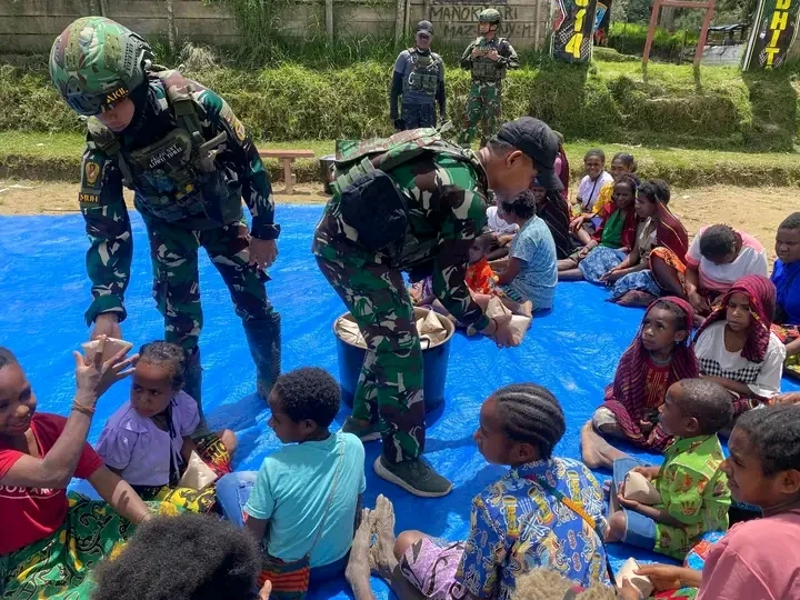 YONIF 614/RAJA PANDHITA MAKAN SIANG BERSAMA MASYARAKAT DAN PEMBERIAN MINUMAN SUSU GRATIS KEPADA ANAK - ANAK
