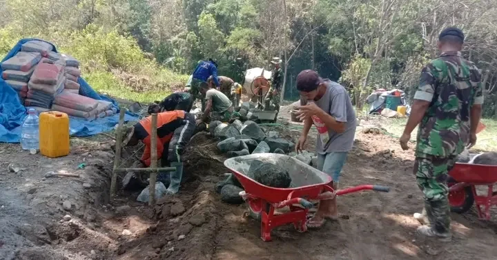 Hari Libur Tak Surutkan Semangat Satgas Pra TMMD Kodim Sleman Kerjakan Talud Jalan dan Buka Jalan Baru