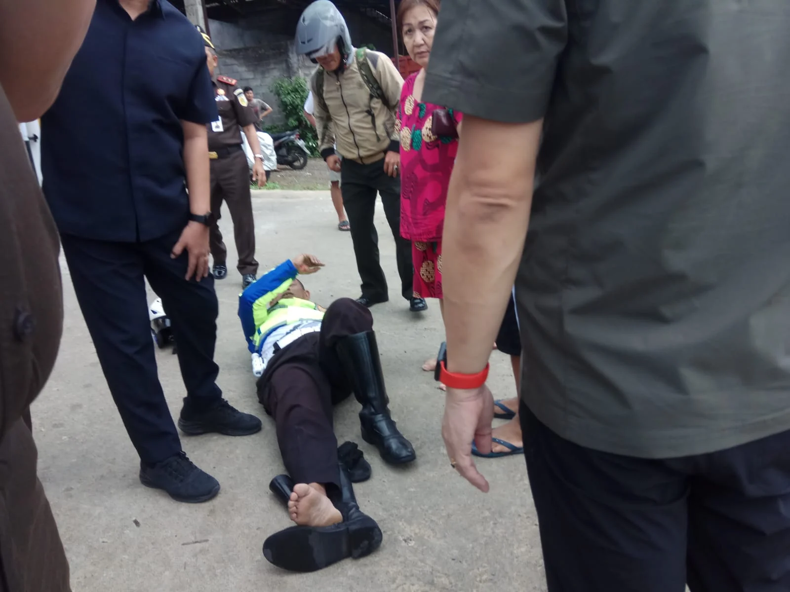 Seorang poltas sedang habis jalan pulang dari bertugas di tabrak mobil pengemudi wanita..diduga lalai dalam berkendara..