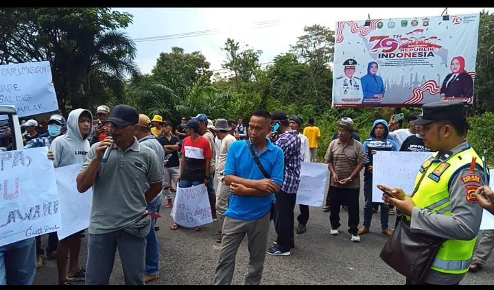 Kantor BANWASLU Empat Lawang Digeruduk Massa Tolak Kotak Kosong.Puluhan orang yang mengatasnamakan Masyarakat Empat Lawang menggelar aksi damai ke Bawaslu Kabupaten Empat Lawang, Senin siang (9/9).