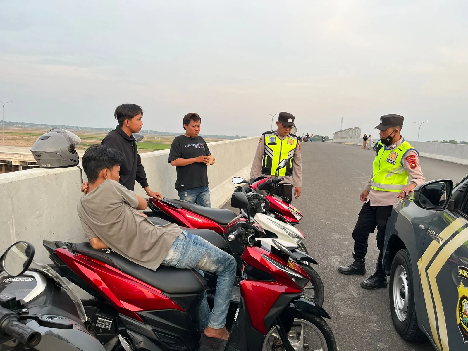 Bubarkan Balap Liar dan Antisipasi Kecelakaan Lalu Lintas, Personil Polsek Indralaya Lakukan Pemeriksaan dan Patroli