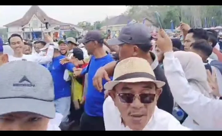 Ribuan Warga Padati Desa Dabuk Rejo Ikut Senam Sehat HUT Partai Demokrat ke -23 tahun di Lapangan Garuda Jaya Kecamatan Lempuing