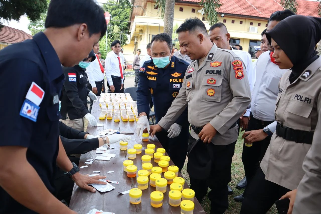 Apel dan Pemeriksaan Kelengkapan Administrasi serta Tes Urine Anggota Polres Ogan Ilir Dipimpin Langsung oleh Karo Provos Div Propam Polri Brigjen Pol. Drs. Sumarto, M.Si
