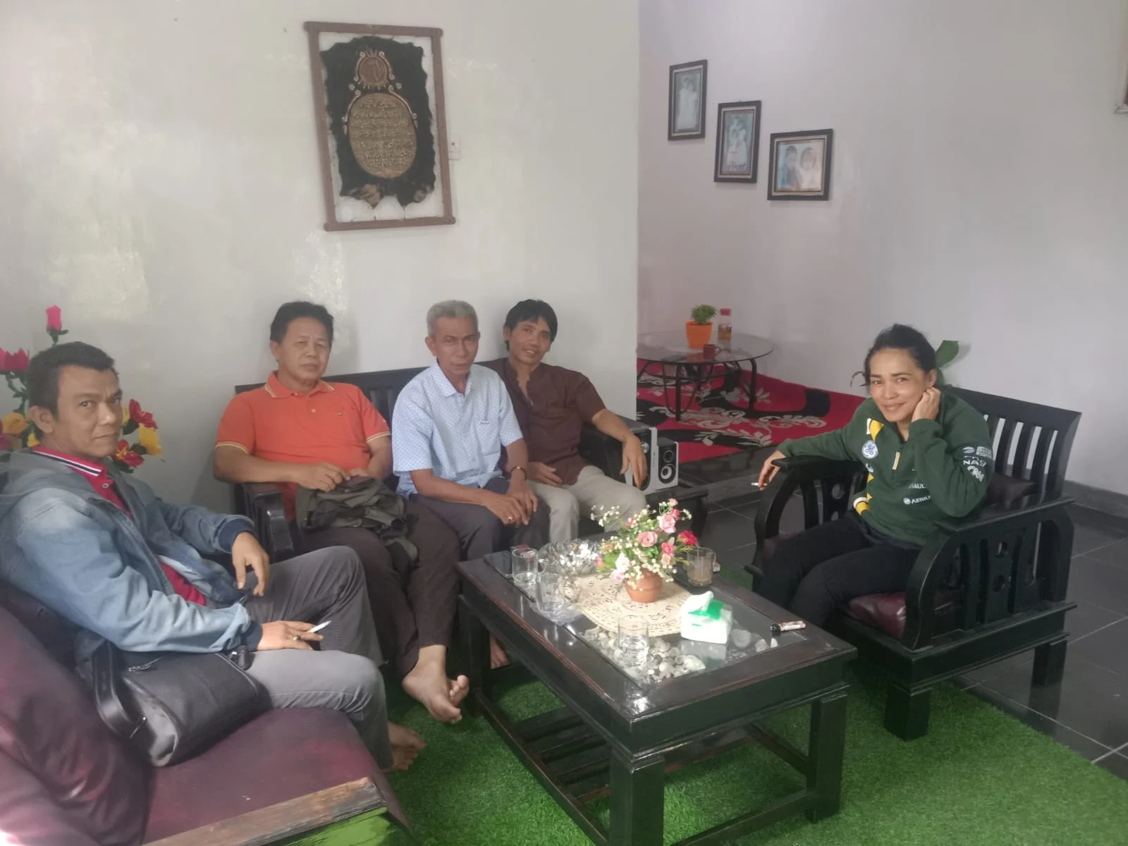 Personil STK Satpol PP. Halsel Temukan Seorang Istri Sah.Bersama Tiga Laki-Laki Konsumsi Cap tikus Di Rumah Kos- Kosan