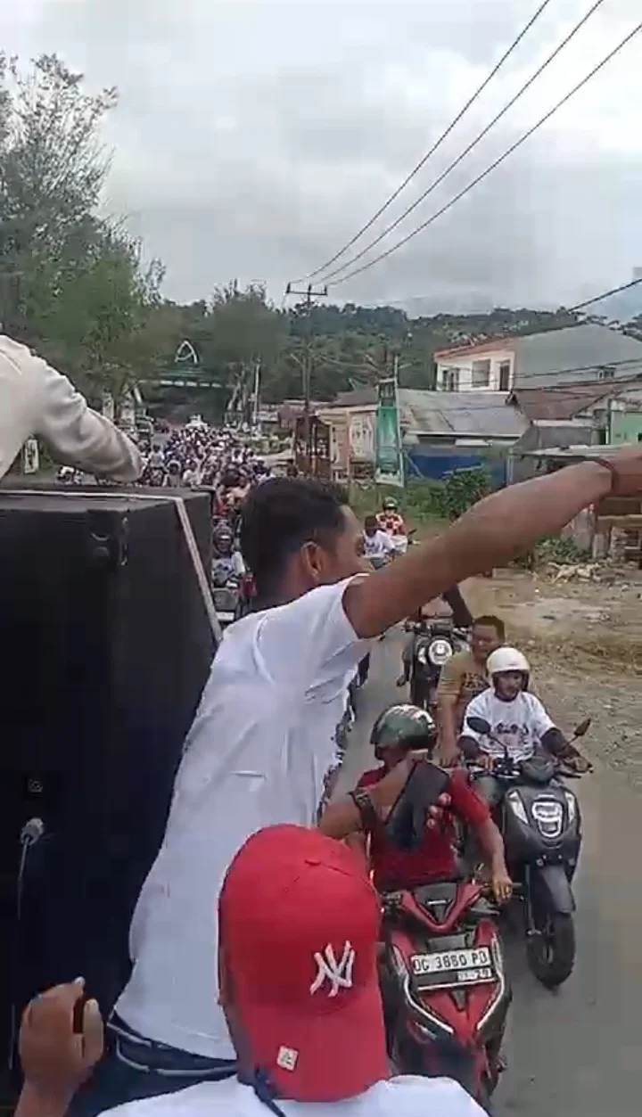 Simpatisan dan Relawan Calon Bupati.dan Wakil Bupati .( Rusihan Jafar. dan Muhtar Sumamela) Menuju KPUD. Kabupaten