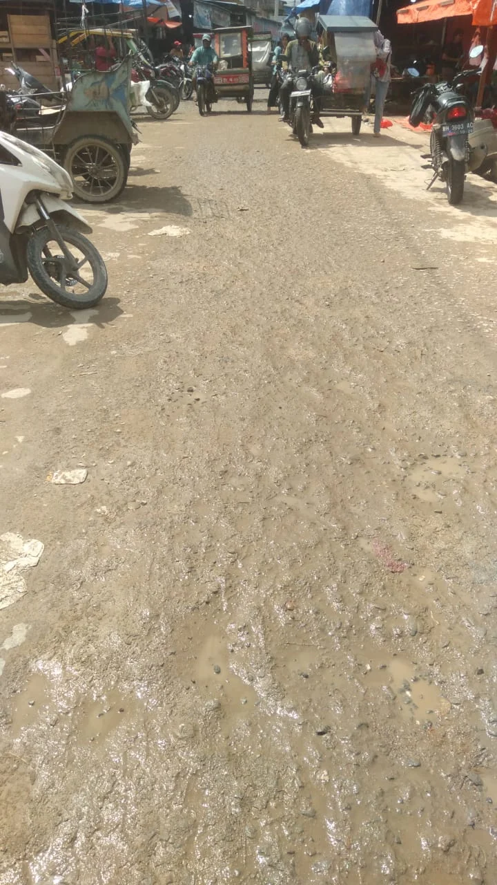 Punggutan pakir liar yang marak di pasar bayung lincir..tidak ada pertanggung jawaban atas kehilangan kendaraan...
