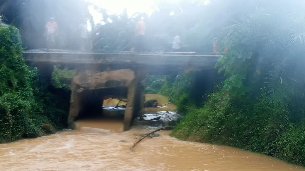 Jalan penghubung antar kabupaten Tanjung Jabung Barat dan kecamatan rusak parah.