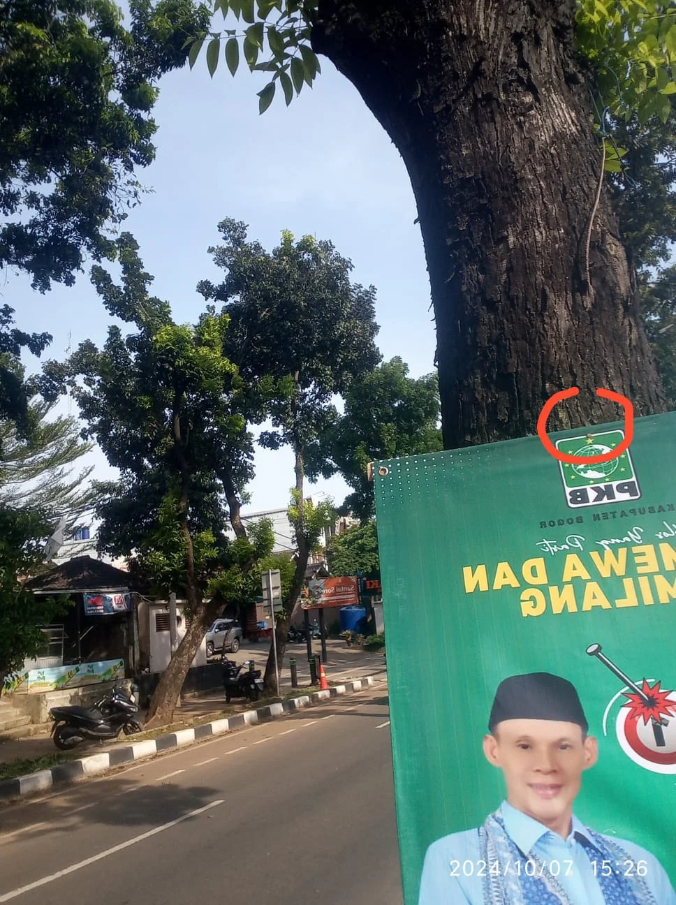 BANDEL, APK PASLON MASIH DI PAKU DI POHON
Serta Di Tempat umum Seperti Pagar Pagar
