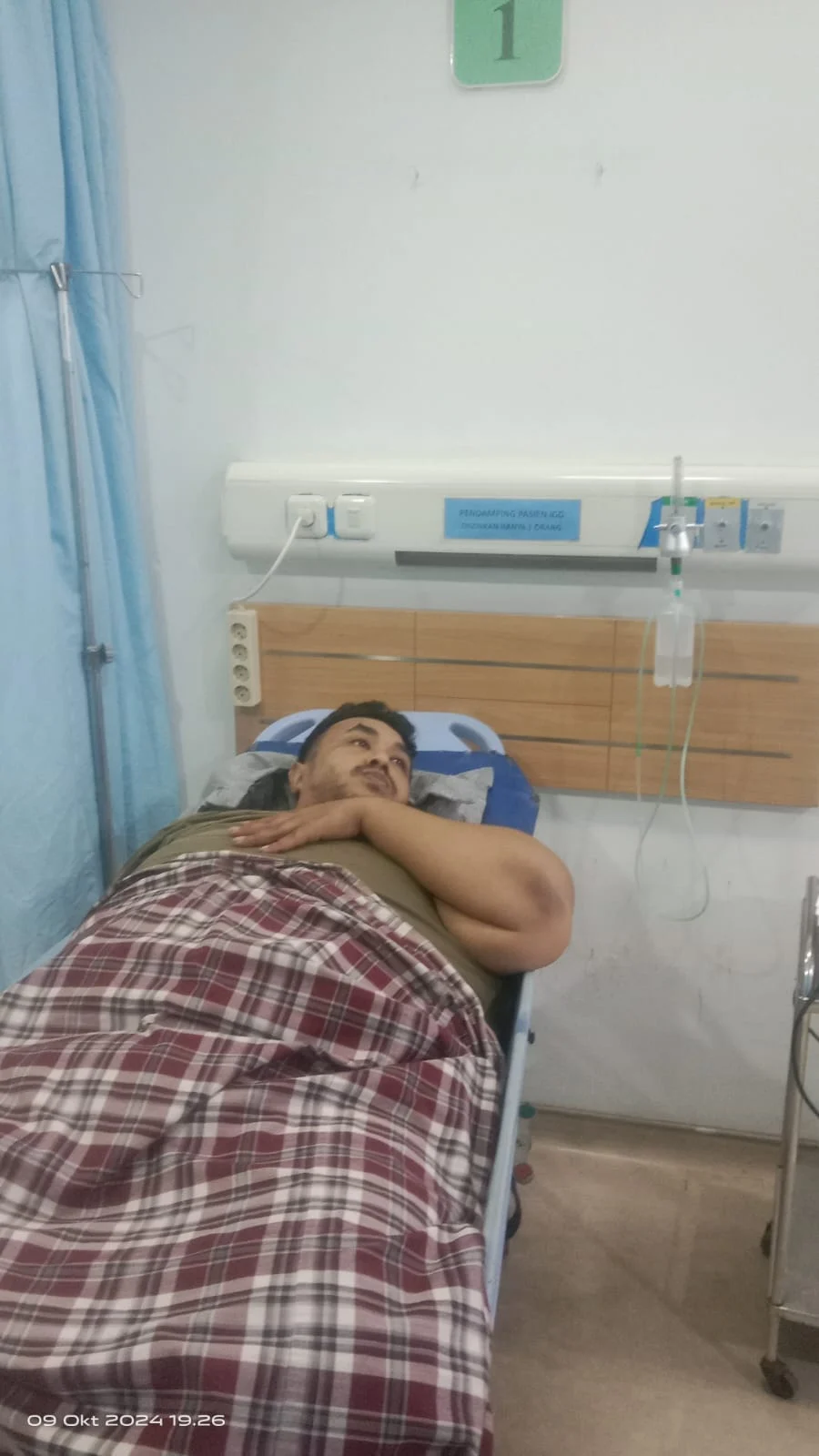 Dengan KTP Warga Kota Medan Relawan Mulahati For Bobby Bawakan Mujahid  Penderita Batu Ginjal Berobat Ke RSUP H. Adam Malik Gratis. 