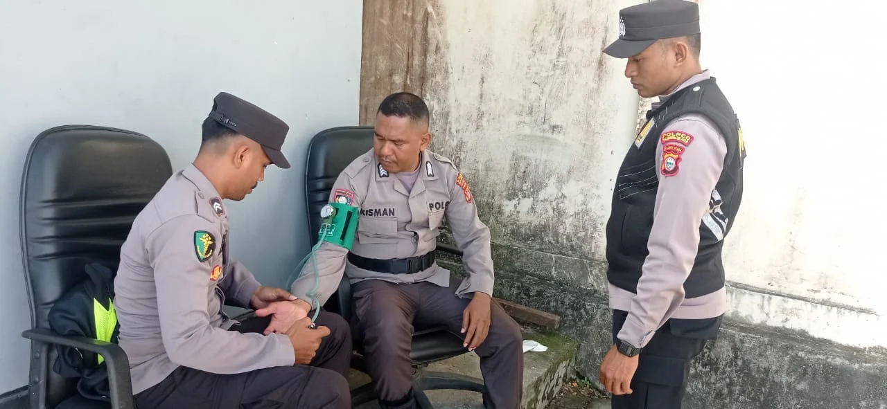 Jaga Kesehatan Personel Polres Halsel  Selama Pelaksanaan OMP Subsatgas Dokkes Berikan Pelayanan Kesehatan.