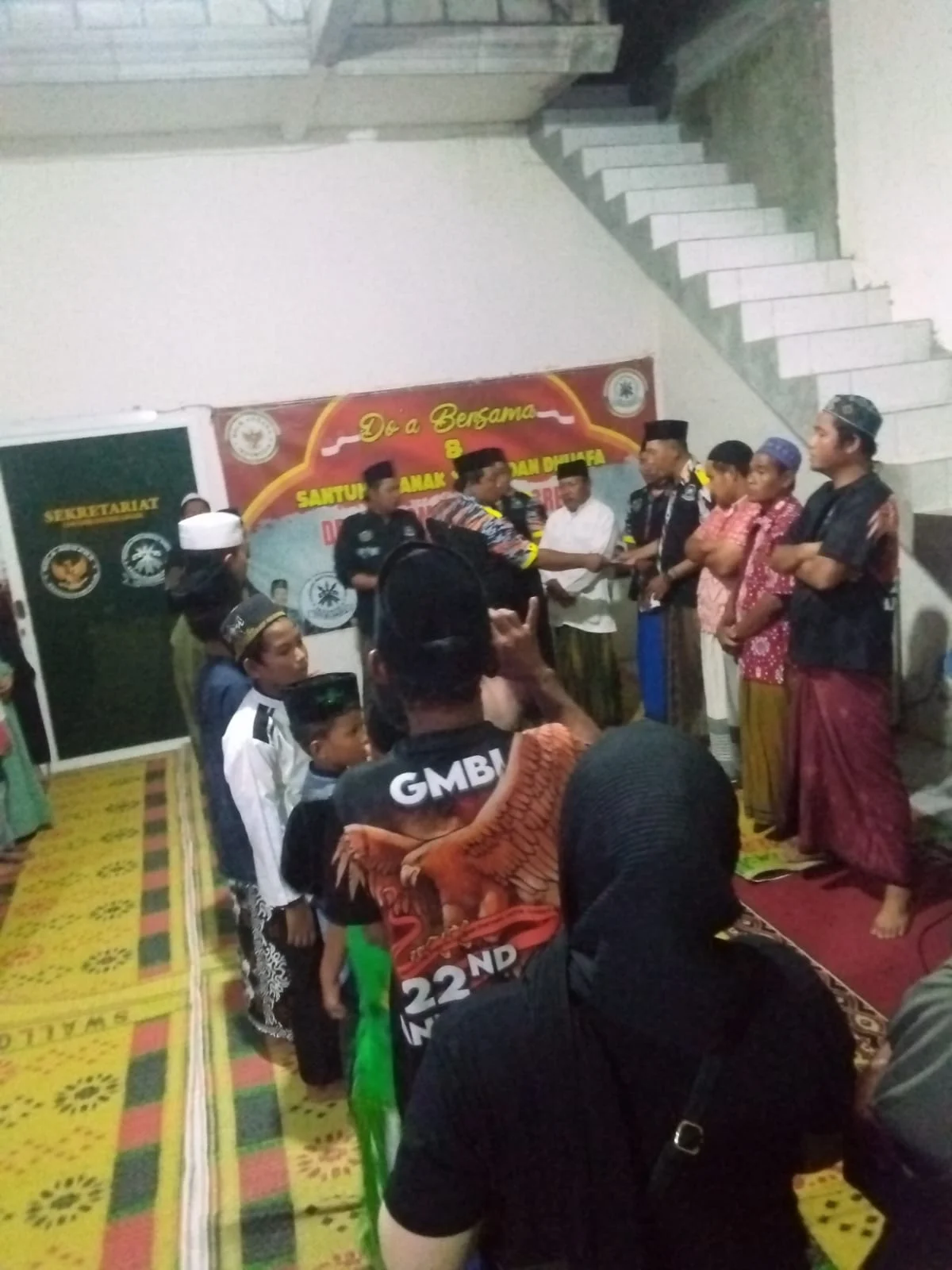 GRESIK — Keluarga Besar LSM GMBI  memprakarsai program sosial Menjalin kemasyarakatan yaitu mengadakan santunan kepada anak yatim dan kaum duafa.