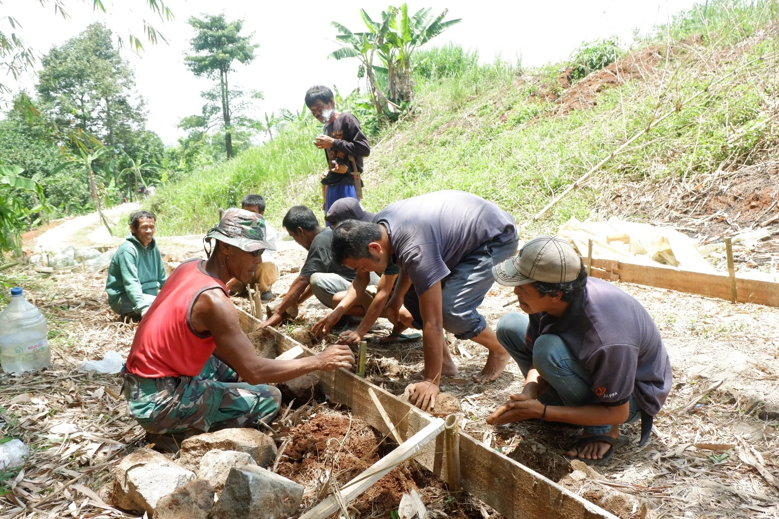 Kebersamaan yang sangat kental, Dansatgas bersama Warga di Lokasi TMMD ke 122 Kodim 0608/Cianjur