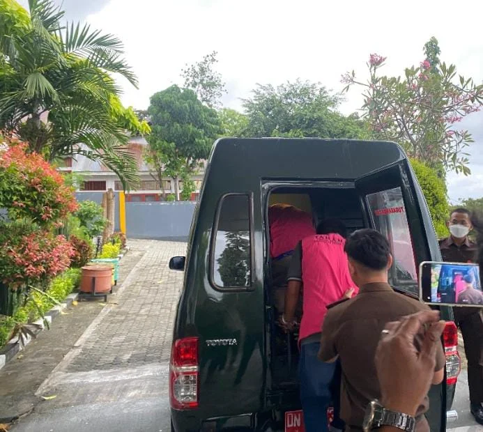 Kasi Intel Kejari Donggala Ikram Achmad dan Kacabjari Tompe saat memberikan keterangan kepada awak media terkait dugaan tindak pidana korupsi dana Gercep di Desa Sipi, Sirenja, Kabupaten Donggala.