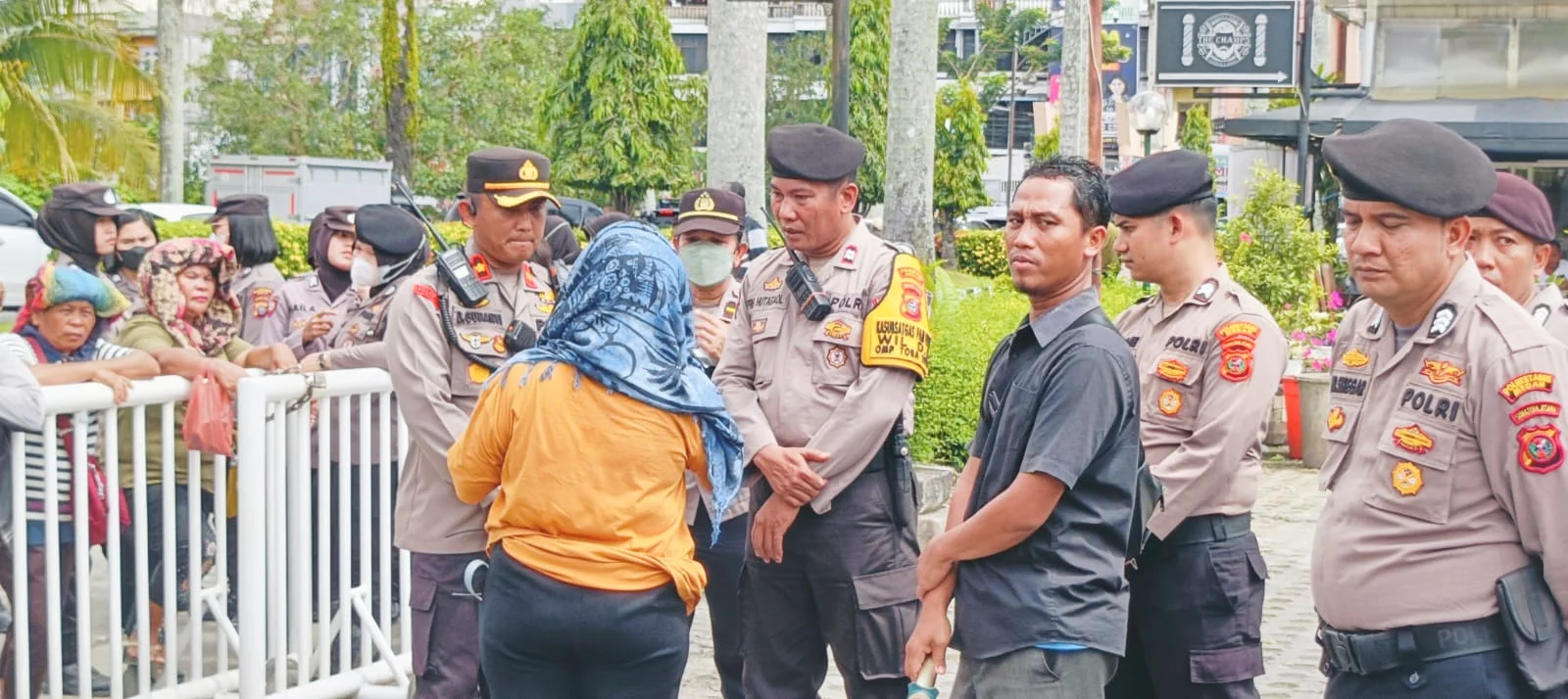 Kapolsek Medan Sunggal Pimpinan Langsung Pengamanan Aksi Damai Masyarakat Sibirubiru