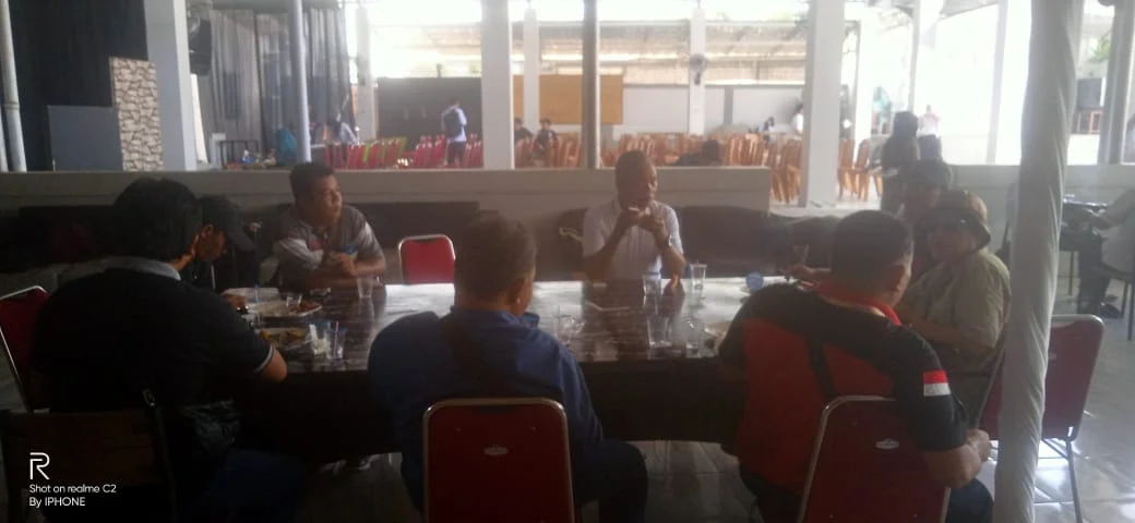 PULUHAN AWAK MEDIA RICUH DAN  KACAU OLEH KEGIATAN BAWASLU DI KAFE ITAH