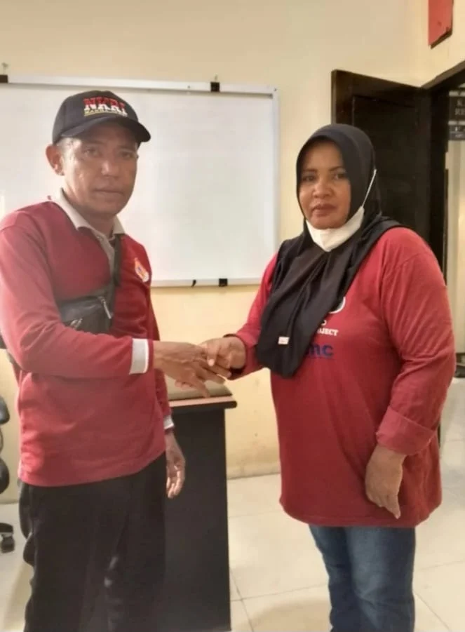 Kusmawati Kadus 2 desa Sipi kecamatan siirenja melakukan permohon maaf terhadap awak media di muka kanit intel Polsek Sirenja.Dongala -sulteng