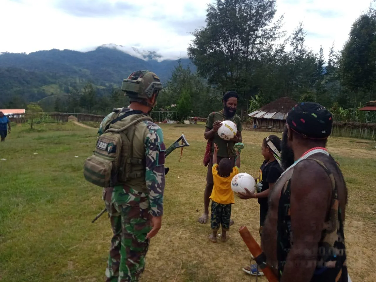 Bakti Sosial Prajurit Buaya Putih, Berikan Senyuman Warga Pedalaman Papua.