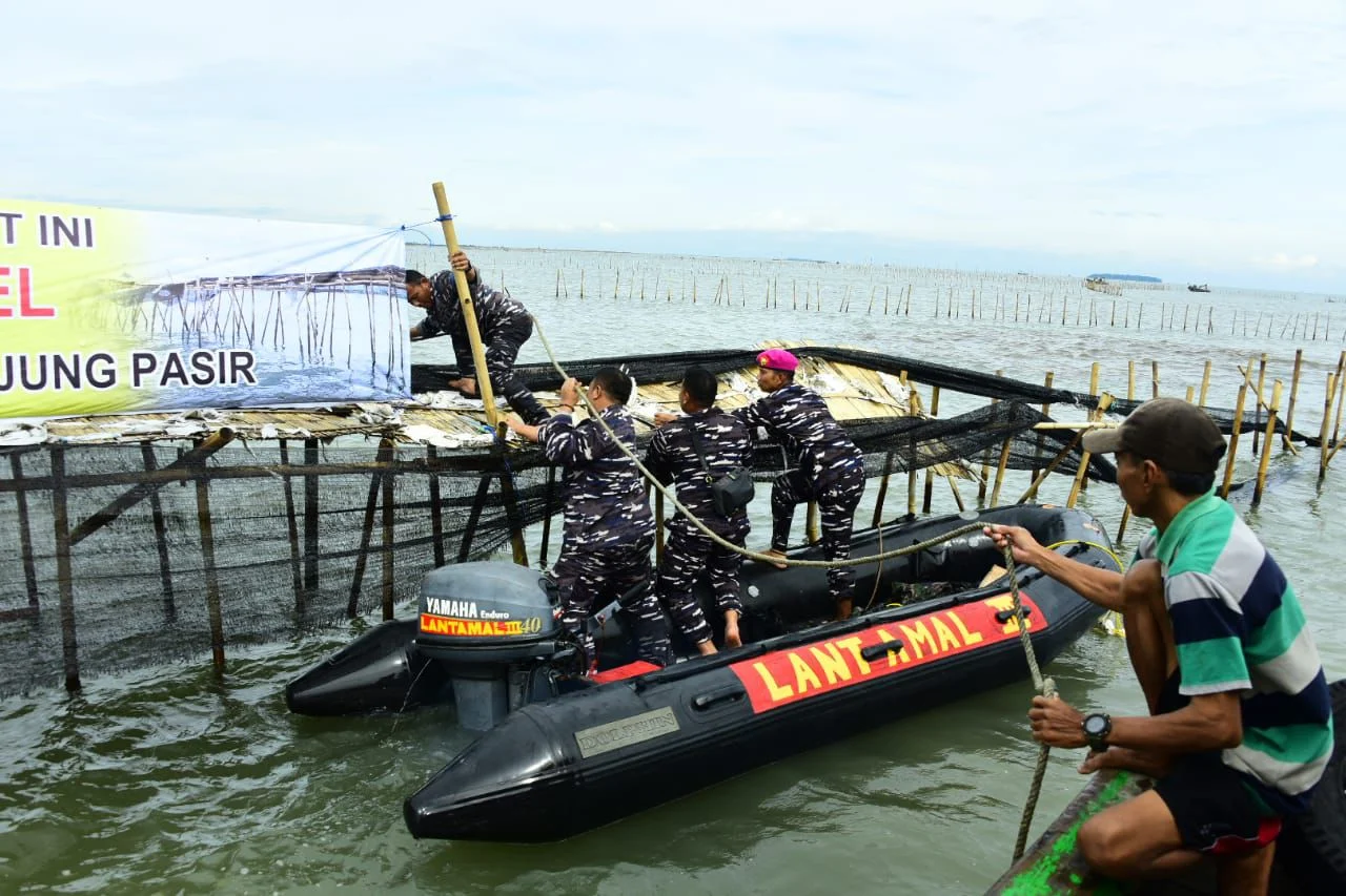 WhatsApp Image 2025-01-17 at 19.42.26 (1) TNI AL BERSAMA MASYARAKAT PESISIR BONGKAR PAGAR LAUT SEPANJANG 30 KM DI TANGERANG Jalesveva Jayamahe,