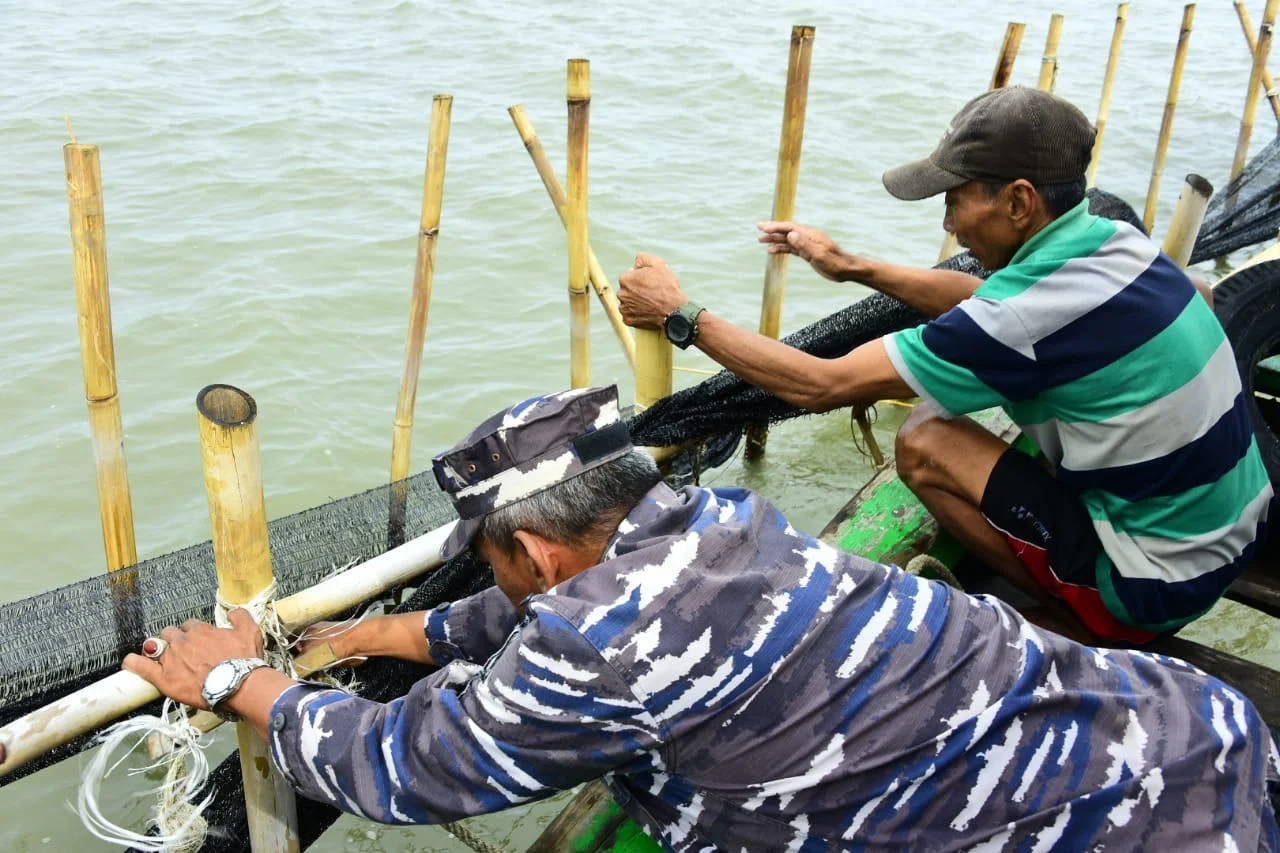 TNI AL BERSAMA MASYARAKAT PESISIR BONGKAR PAGAR LAUT SEPANJANG 30 KM DI TANGERANG Jalesveva Jayamahe,