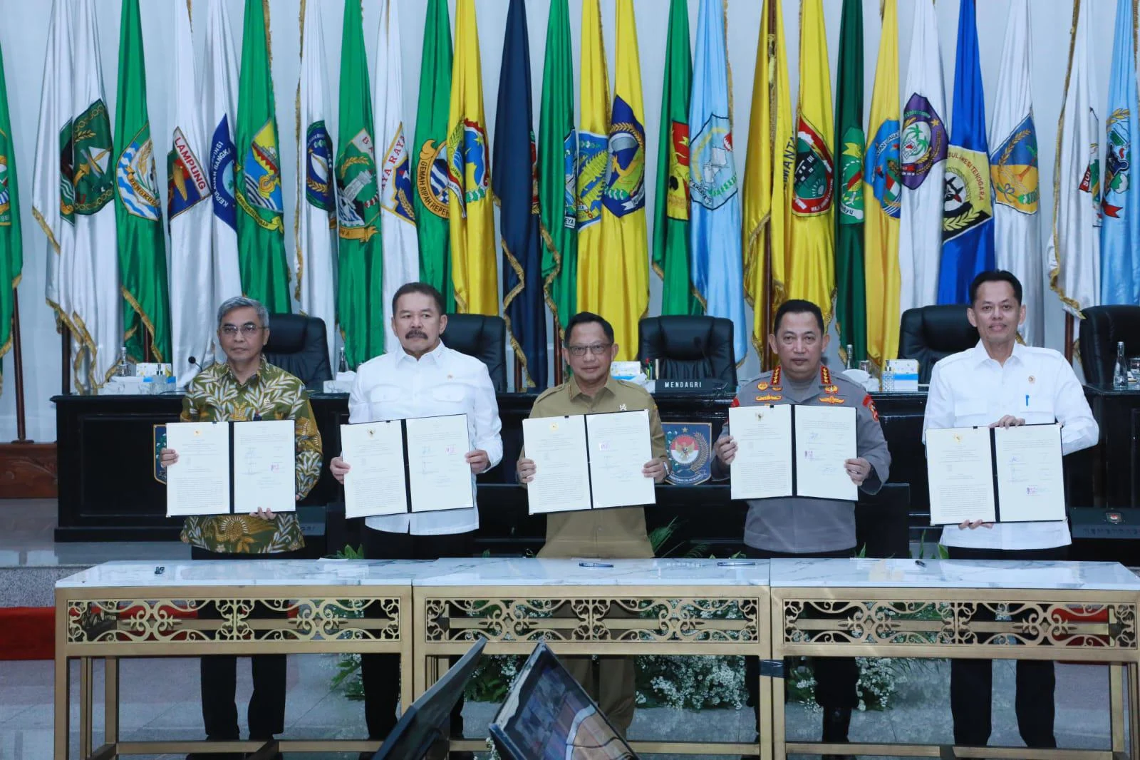 Mendagri Tanda Tangani Kerja Sama Pengawasan Penyelenggaraan Perizinan di Daerah selasa, 4 Februari 2025