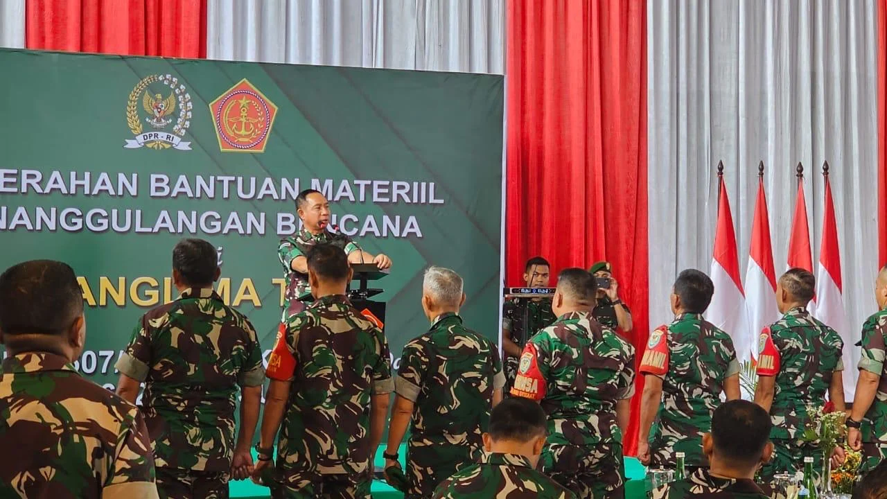 Dukung Pemerintah Daerah Dalam Penanggulangan Bencana, Panglima TNI Salurkan Bantuan Kendaraan dan Materiil