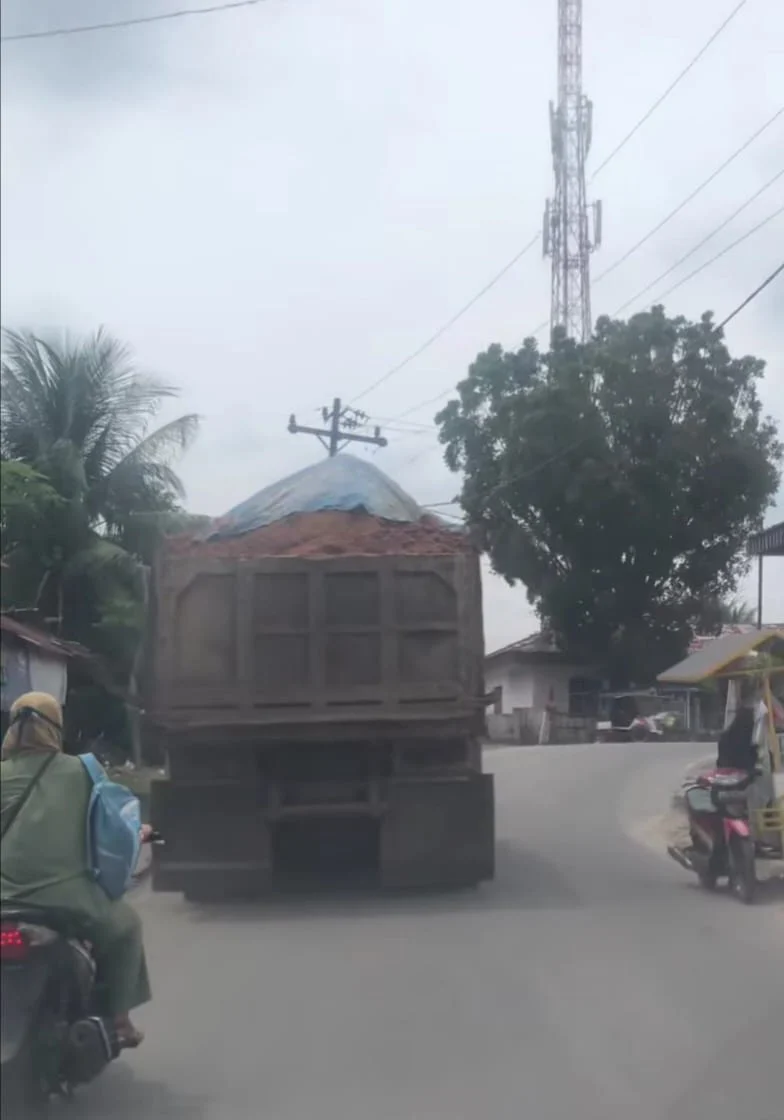 Warga Resah Adanya Truk Bawa Tanah Timbunan Yang membuat Polusi Udara