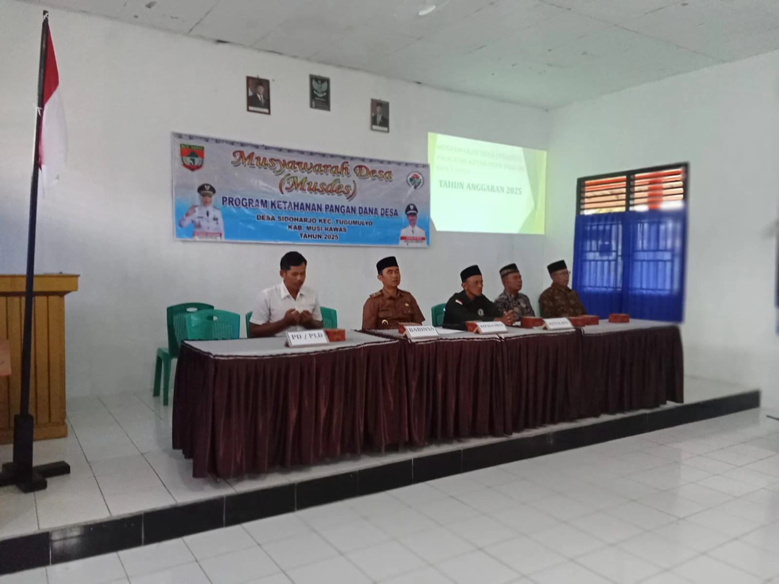 DALAM RANGKA MEMBANGUN SINERGITAS BERSAMA ANTRA BERAPA INTANSI PEMERINTAHAN DAN PIHAK MEDIA,BERSAMA SAMA GELAR PERTEMUAN DI BALAI DESA KABUPATEN MUSI RAWAS SUMATRA SELATAN