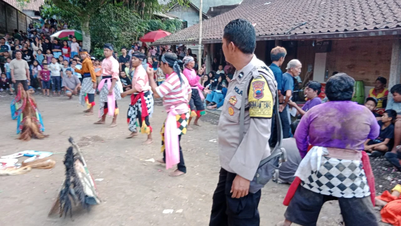 Aipda Ridha; Polisi Penjaga Budaya, Lestarikan Tari Tradisional di Kota MagelangSeni dan Pengabdian; Peran Aipda Ridha dalam Menjaga Warisan Budaya BangsaMenari Bersama Polisi; Aipda Ridha Bimbing Generasi Muda Cinta BudayaKota Magelang| Seni tari tradisional bukan sekadar hiburan, tetapi bagian dari identitas budaya yang harus dijaga dan diwariskan kepada generasi mendatang. Hal inilah yang menjadi pegangan Aipda Ridha Susadam, Bhabinkamtibmas Kelurahan Tidar Selatan, Kecamatan Magelang Selatan, yang tak hanya bertugas sebagai seorang Polisi, tetapi juga menjadi penjaga budaya melalui seni tari.Di tengah tugasnya sebagai anggota Polres Magelang Kota, Aipda Ridha dengan penuh dedikasi mengelola Sanggar Tari Rampak Buto, tempat di mana 30 anak didik belajar seni tari tradisional tanpa dipungut biaya. Baginya, pelestarian budaya harus dimulai dari generasi muda, agar mereka mengenal dan mencintai warisan leluhur.Di temui di Mapolres Magelang Kota, Aipda Ridha mengatakan kecintaannya terhadap seni tari bukanlah hal baru. Sejak tahun 2003, ia telah mendirikan Sanggar Tari Satrio Budaya di Muntilan, kota kelahirannya. Lalu, sejak ditugaskan di Magelang pada tahun 2022, ia mulai mengembangkan seni tari di wilayah binaannya dengan membina Group Tari Cipto Manunggal. Grup ini sebenarnya telah berdiri sejak tahun 1982, namun perkembangannya semakin pesat setelah Aipda Ridha bergabung dan mengelolanya secara lebih modern.Beberapa tarian khas yang ia ajarkan di antaranya Tari Topeng Ireng, yang sarat makna filosofis, Tari Kubro Siswo, yang mengandung nilai spiritual, serta Tari Rampak Buto, yang mencerminkan energi dan kekuatan.Tak hanya membimbing anak-anak di sanggarnya, Aipda Ridha juga aktif membawa mereka tampil dalam berbagai event budaya, termasuk dalam Kirab Budaya HUT Kota Magelang. Kegiatan ini menjadi ajang bagi para penari muda untuk menunjukkan kebolehan mereka sekaligus merasakan kebanggaan sebagai pewaris budaya daerah.Salah satu peserta tari, Kurniawan, mengungkapkan rasa senangnya bisa belajar langsung dari seorang polisi yang juga seorang seniman." Saya merasa senang ada guru tari seperti Pak Sadam, apalagi beliau seorang polisi. Harapan saya, ke depan sanggar ini bisa mendapat dukungan dari Pemda maupun Polres agar kesenian di Magelang tetap lestari dan memiliki generasi penerus," ujarnya.Apresiasi terhadap dedikasi Aipda Ridha juga datang dari Kapolres Magelang Kota, AKBP Anita Indah Setyaningrum, S.I.K., M.H.. Menurutnya, peran Aipda Ridha mencerminkan sosok polisi yang humanis yang dapat menjadi inspirasi."Apa yang dilakukan oleh Aipda Ridha adalah bentuk nyata kepedulian Polres Magelang Kota terhadap pelestarian budaya bangsa. Ini adalah contoh bahwa Polisi berperan dalam membangun karakter generasi muda melalui seni dan budaya. Kami sangat mengapresiasi dan mendukung penuh upaya beliau dalam melestarikan kesenian daerah," ujar AKBP Anita. Sabtu (8/2)Sebelum menutup, Aipda Ridha menjelaskan, pelestarian budaya adalah panggilan jiwa yang harus terus diperjuangkan." Saya ingin kesenian ini tetap lestari dan diwariskan kepada generasi muda. Semoga apa yang saya lakukan bisa menginspirasi banyak orang, tidak hanya pelajar, tetapi juga masyarakat luas," pungkasnya.