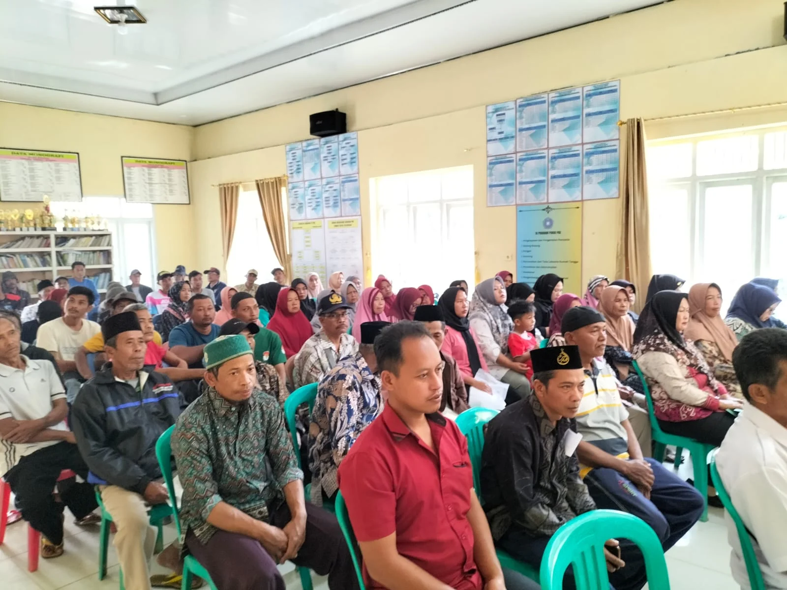 Penyerahan Sertifikat Hak Atas Tanah Yang Melalui PTSL Di Pekon Gunung Terang