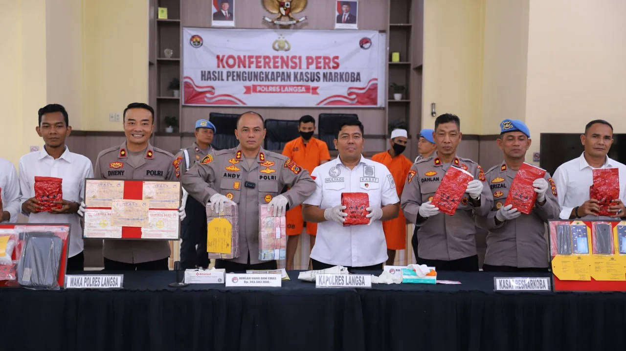 Kapolres Langsa sita12,5 kg sabu dan uang tunai 744 juta Langsa – Polisi berhasil mengungkap jaringan narkotika dengan barang bukti 12,5 kilogram sabu dan menyita uang tunai serta emas senilai Rp 743 juta dalam operasi yang digelar di Kota Langsa dan Aceh Timur.