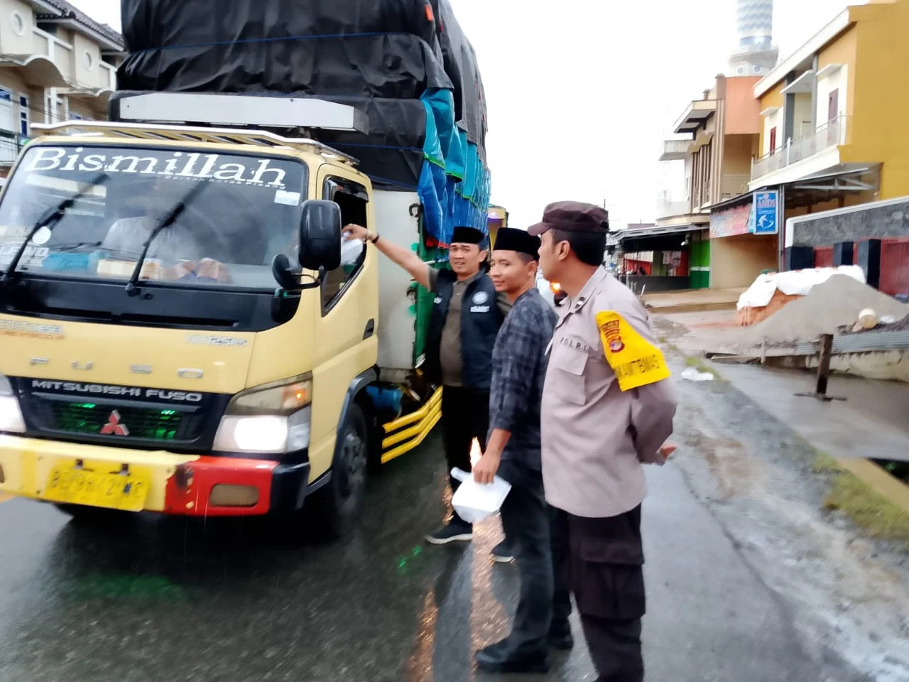 Polres Way Kanan Bersama Mahasiswa Ilmawa Bagikan Takjil Untuk Pengguna Jalan