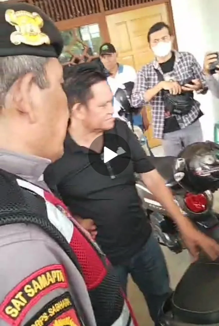 Tim paslon 02 Agi saja di grebek Kepolisian Saat mau bagi bagi uang suap ke masyarakat                           