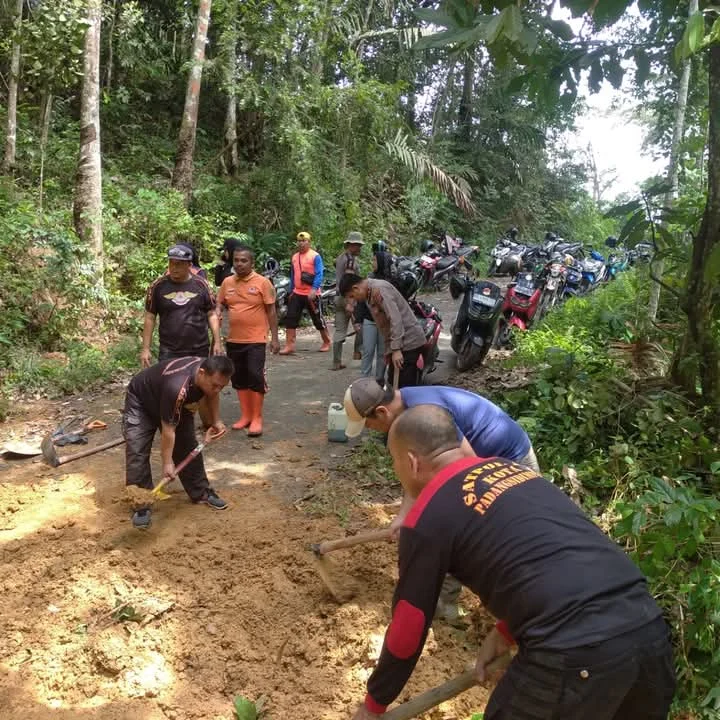 SAT POL PP SINERGITAS BERSAMA POLRI TNI MASYARAKAT BERSAMA SAMA MEMBERSIHKAN JALAN BERDAMPAK LONGSOR DI SEBAB KAN CURAH HUJAN ESTRIM