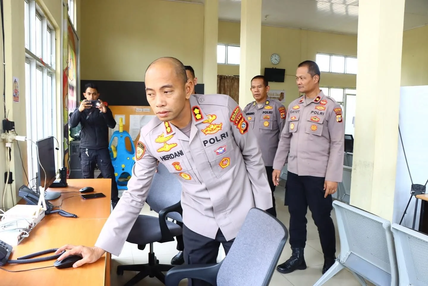Kapolres Bener Meriah Cek Layanan Hotline Mudik Polri 110 Demi Memaksimalkan Pelayanan Saat Arus Mudik & Balik Lebaran 2025