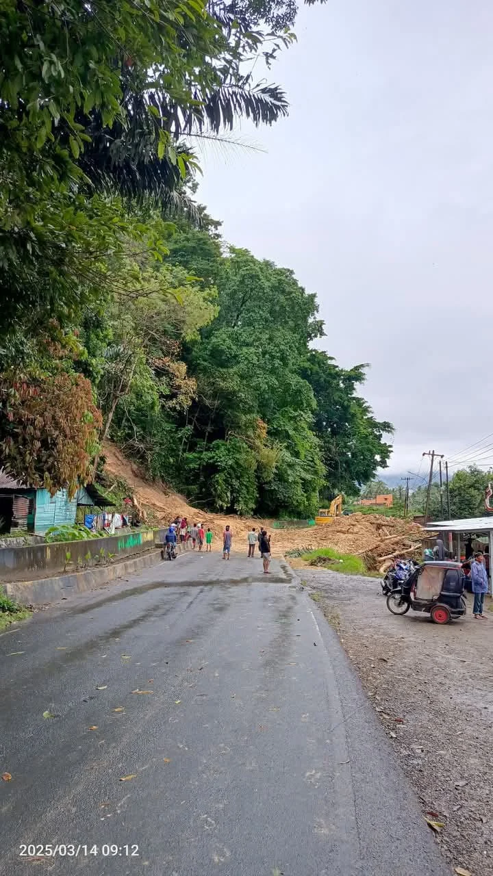 Akibat curah hujan yang Begitu extrims jalan Di Batunadua Tidak Bisa Di Lewati Kendaraan Di Sebab kan Longsor