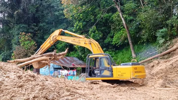 Cuaca ekstrim yang melanda.kabupaten padangsipuan banyak tanah curang lonsor..