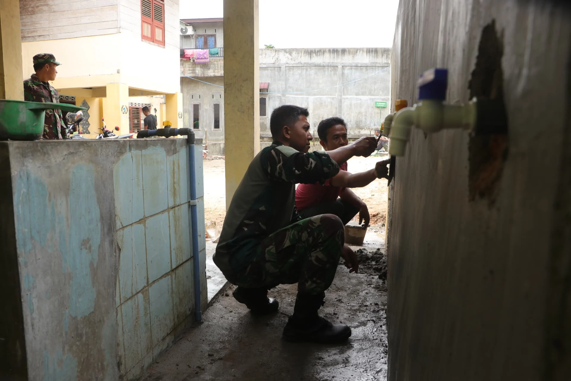 Jelang Penutupan Satgas TMMD ke-123, Rampungkan Fasilitas Wudhu di TPA Radatul Ulum