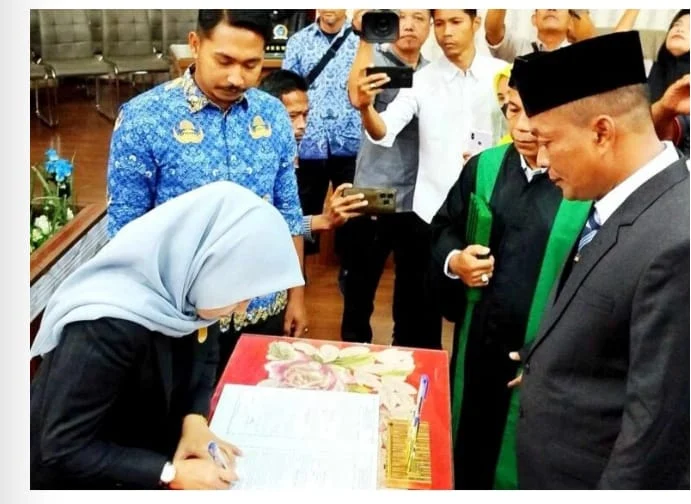 Ketua DPRK kita Langsa ibu Melvita Sari Lantik Ridwan Malem Sebagai PAW Anggota DPRK Langsa