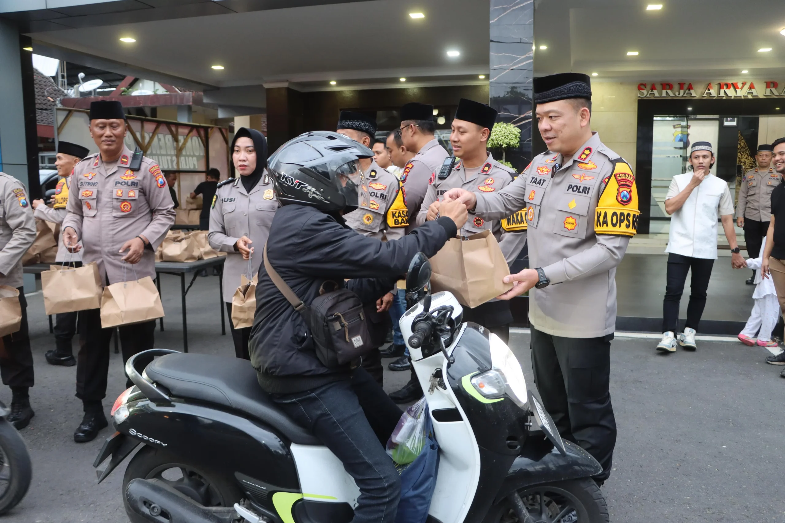 Merajut Kebersamaan, Polres Tulungagung Bersama Kodim 0807 Bagikan Takjil Kepada Warga
