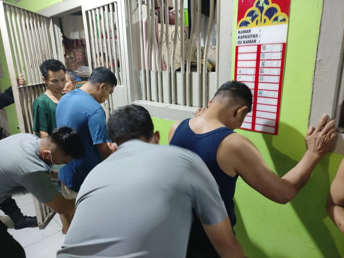 Jelang Idul Fitri, Lapas Pekanbaru Gandeng APH Gelar Razia Kamar Hunian Warga Binaan