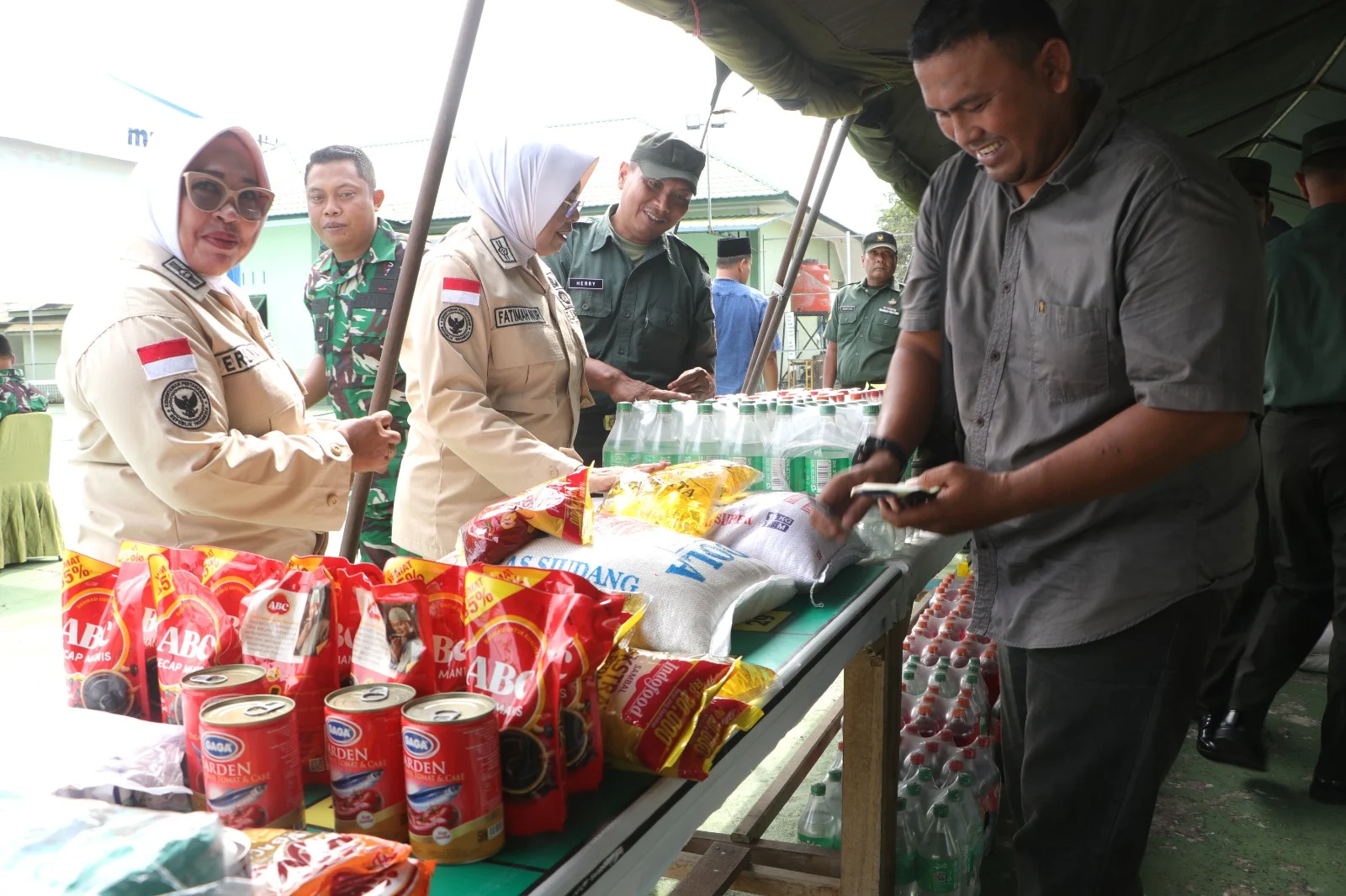 Bazar Murah TNI Di Kota Langsa : Membantu Masyarakat Sambut Hari Raya