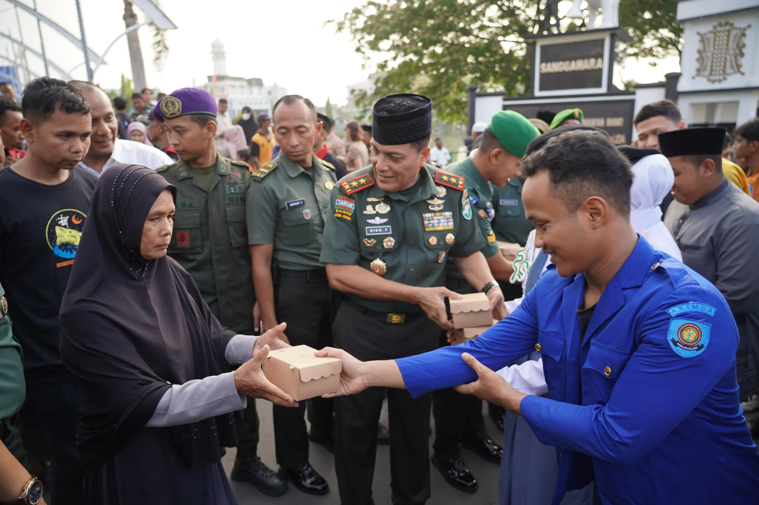 Berbagi Takjil, Sinergitas Kodam IM dengan Mahasiswa di Bumi serambi Mekkah.
