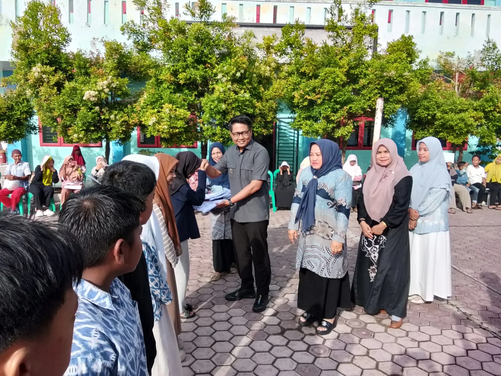 WALIKOTA LANGSA PROVENSI ACEH MENGHUJUDKAN PROGARAM SALAH SATU JUARA.TINGKAT PELAJAR DI BERIKAN SERAGAM GRATIS.