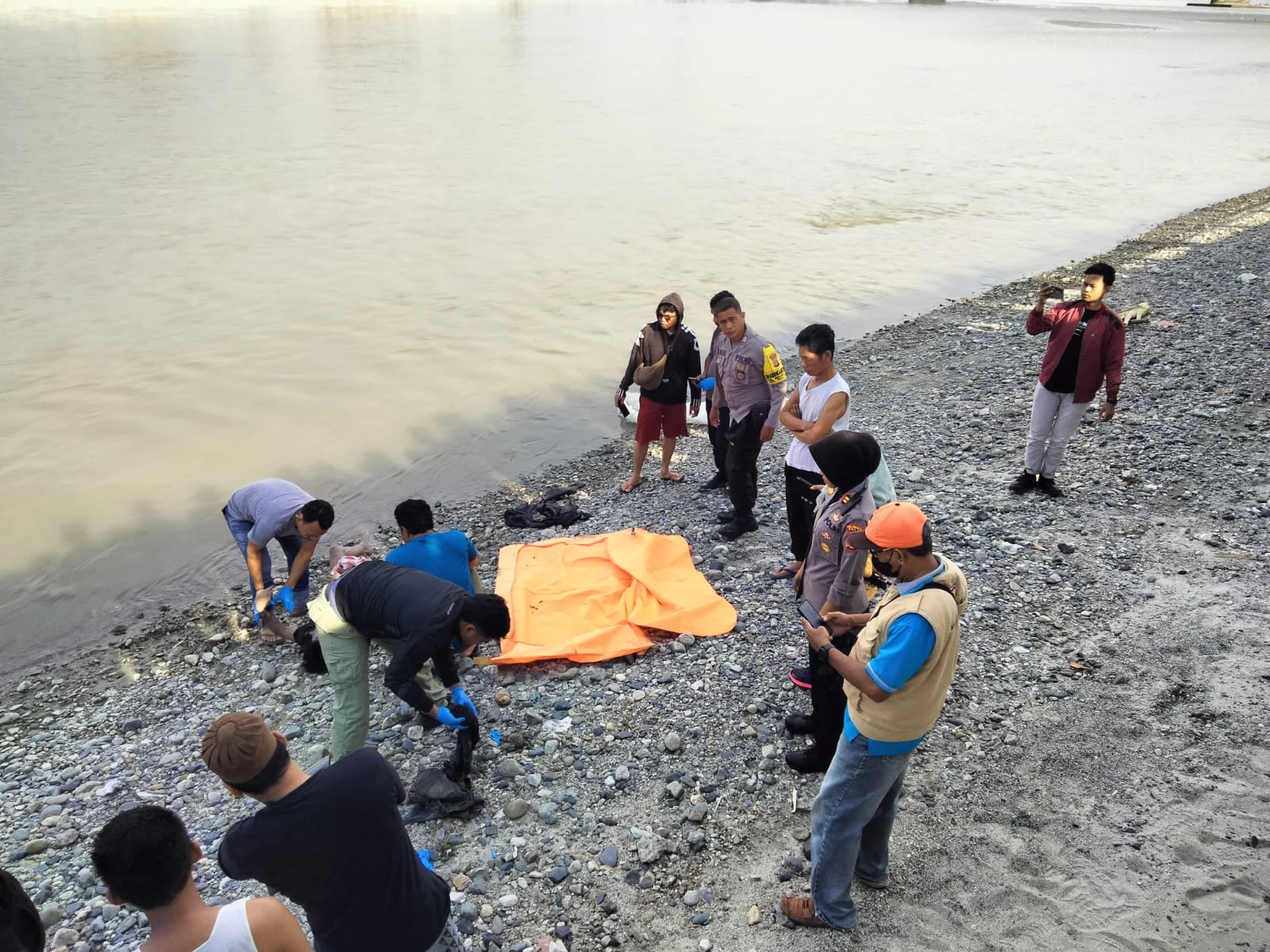 Misteri pagi, Penemuan sesosok mayat di bantaran sungai palu