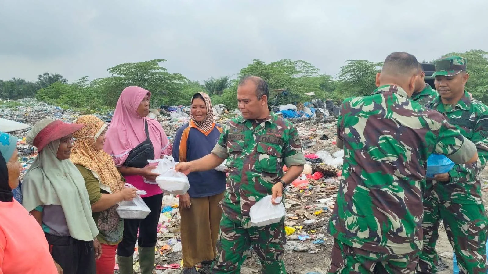 Dandim 0208 Asahan Berkomitmen Terus Berikan yang Terbaik bagi Pengepul Barang Bekas dan Abang Becak Dayung Lewat Kegiatan Jum’at Berbagi