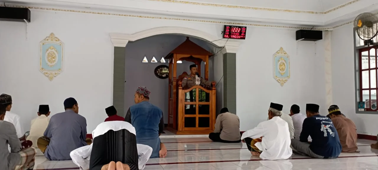 Lewat Khutbah Jumat, Dai Polri Ajak Jamaah Masjid di Poso Tingkatkan Iman dan Taqwa.
