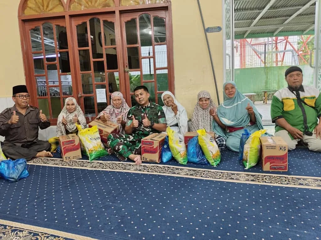 Dandim 0208/Asahan Melaksanakan jum'at berkah di Masjid Rabiatul Hasanah jalan Akasia Lk. V Kel. Mekar Baru Kec. Kisaran Barat.